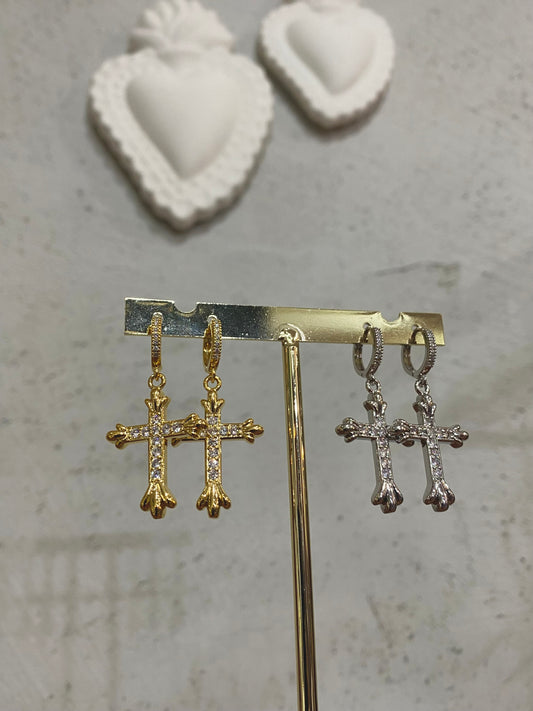 Orecchino croce Gothic