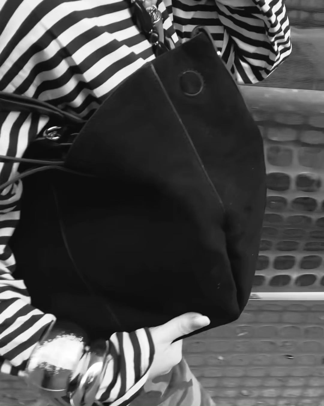 Carica il video: video editoriale domino store con shooting moda donna e atmosfera contemporanea e street